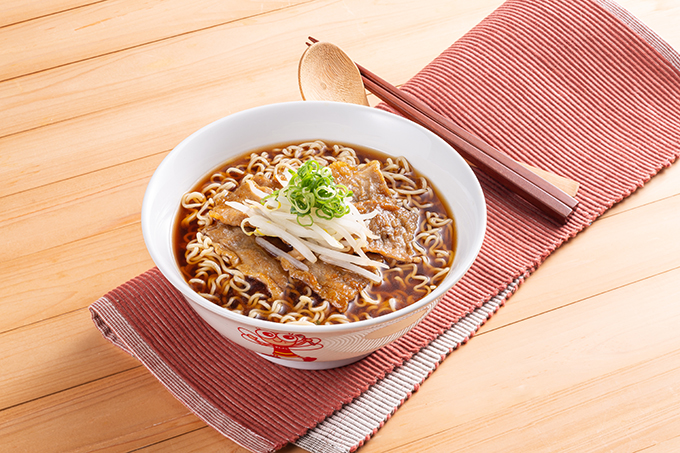 あまくち醤油ラーメン（甘辛豚肉もやしののっけ盛らーめん） | レシピ